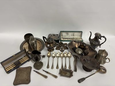 un assortiment d'argenterie comprenant des théières, des cuillères et d'autres objets