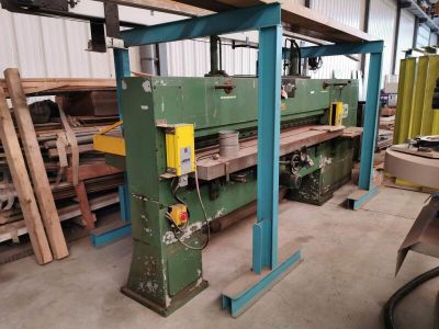 une photo d'un atelier d'usinage où l'on voit beaucoup de bois