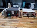 deux appareils électroniques posés sur une table en bois