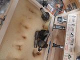 un grand nombre d'outils qui se trouvent dans une boîte