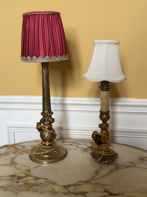 une table sur laquelle se trouvent une lampe et un abat-jour