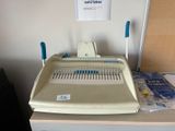 une machine posée sur un bureau