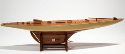 une maquette en bois d'un bateau exposée sur un socle
