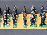un grand nombre de figurines sur une table