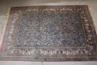 un tapis posé au sol, au milieu de la pièce