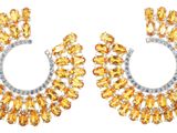 une photo d'une paire de boucles d'oreilles ornées de cristaux jaunes
