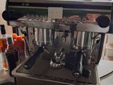 une machine à café posée sur un comptoir