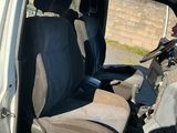 une photo d'une camionnette avec deux sièges à l'arrière