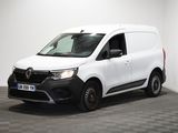 la camionnette blanche est garée sur le sol en damier d'une pièce