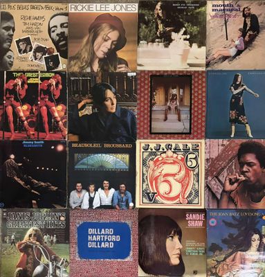 un collage de différentes pochettes d'albums accrochées au mur