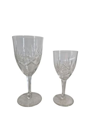 deux verres à vin posés l'un à côté de l'autre sur une table