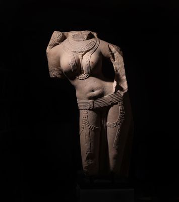 On voit la statue d'une femme en bikini sur fond noir