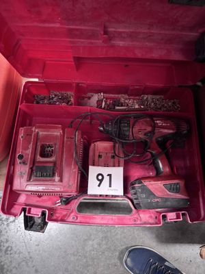 Un cloueur pneumatique modèle PC90980