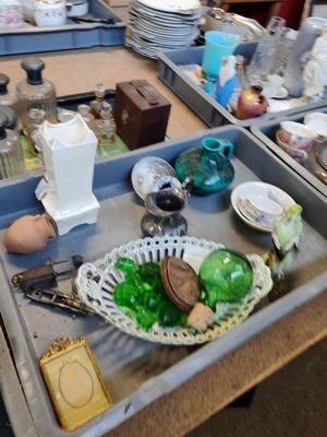un plateau sur lequel sont posés de nombreux objets en verre
