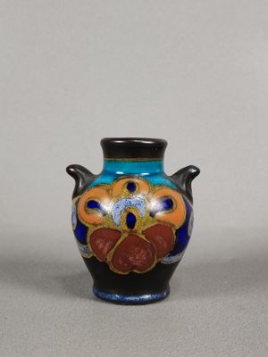 un vase bleu orné d'un motif floral