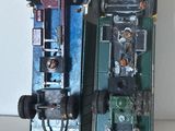 un petit train miniature posé sur une table