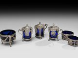 six morceaux de verre argenté et bleu sur un fond blanc