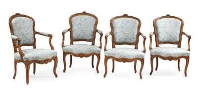 quatre chaises avec un revêtement bleu, un revêtement bleu, un revêtement bleu, un revêtement bleu, un revêtement bleu, un revêtement bleu, un revêtement bleu, un revêtement bleu