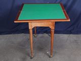 une image représentant une petite table avec un plateau vert et des pieds