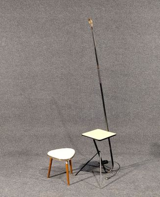 une petite table et un petit tabouret devant un fond gris