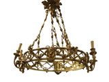 un grand lustre en laiton suspendu au plafond