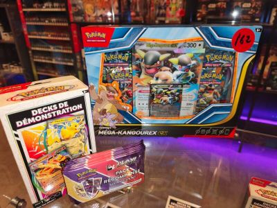 il y avait beaucoup de cartes Pokémon sur la table dans le magasin