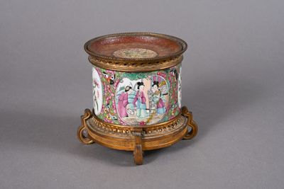 un petit vase décoré d'une peinture, posé sur un socle