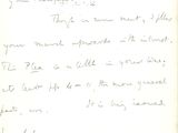 une vieille lettre manuscrite écrite par un homme tenant une raquette de tennis