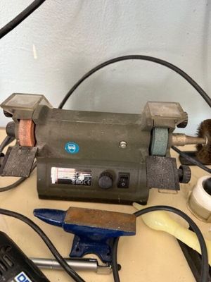 une petite machine posée sur une table