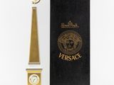 une horloge posée à côté d'une boîte noire