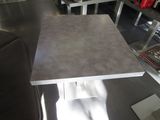 une table placée au milieu d'une pièce