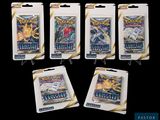 quatre paquets de cartes à collectionner Pokémon exposés sur un fond noir