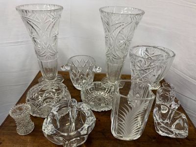 de nombreux vases en verre posés sur une table en bois