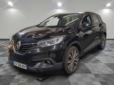 la voiture noire est garée sur le sol en damier d'un garage