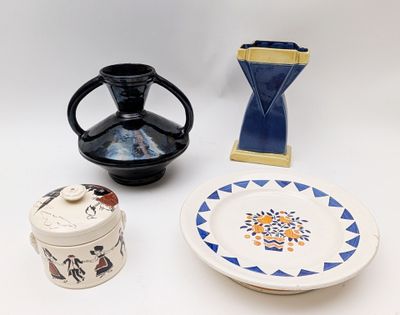 trois types différents de poteries sur la table