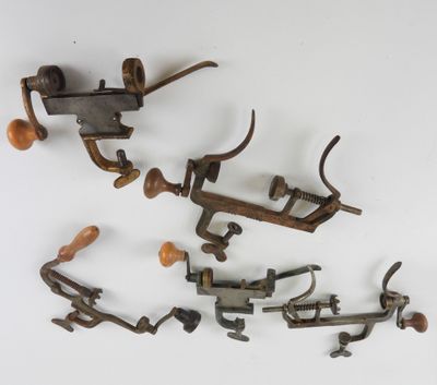 tout un tas de vieux outils qui traînent sur la table