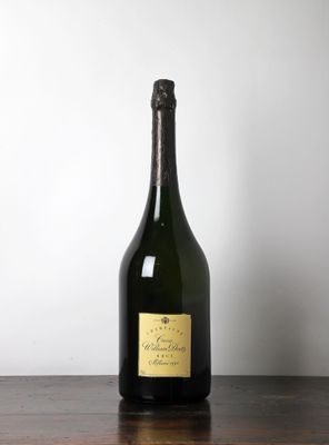 une bouteille de champagne posée sur une table en bois
