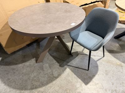 deux chaises et une table dans une pièce