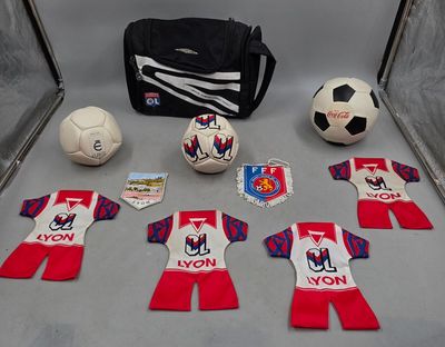 beaucoup de ballons de foot et un sac par terre