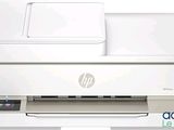 L'imprimante HP Deskjet est posée sur une surface blanche