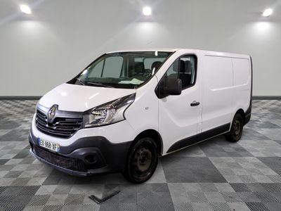 la photo d'une camionnette blanche sur un sol en damier