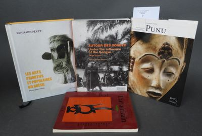 trois livres posés sur une table l'un à côté de l'autre