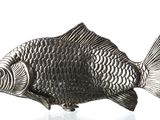 figurine de poisson plaquée argent sur fond blanc avec reflet