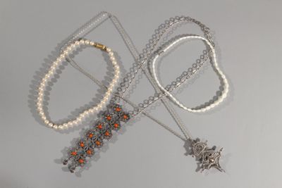 plusieurs colliers et bracelets posés sur une table avec un fond blanc