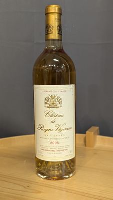 une bouteille de vin posée sur une table en bois