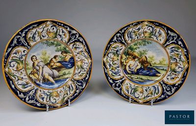 deux assiettes sur lesquelles sont représentés une femme et un homme