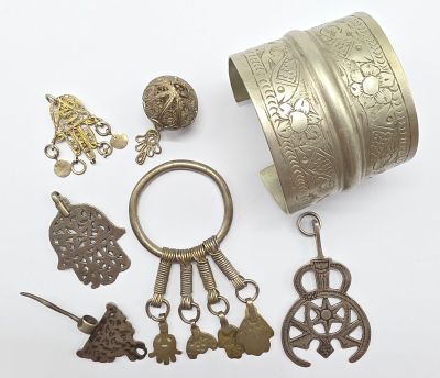 un grand nombre d'objets posés sur une table