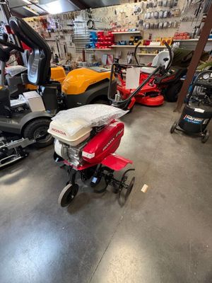 de nombreuses tondeuses à gazon dans le magasin