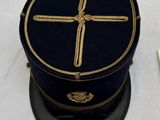un chapeau orné d'une croix, posé sur une table