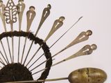 un éventail en métal orné de plusieurs cuillères